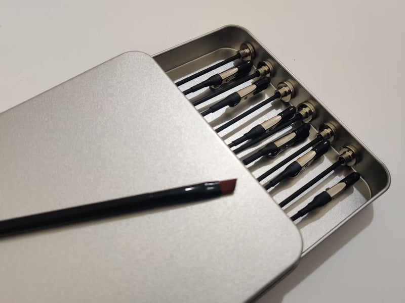 Ruimooto Professional Third Hand with Magnetic Base. 12 x Flexible Alligator Clips, 1 Brush and 1 Iron Box Base - Ideal for Soldering Aid, Model Making Accessories and Board Holder Mittel