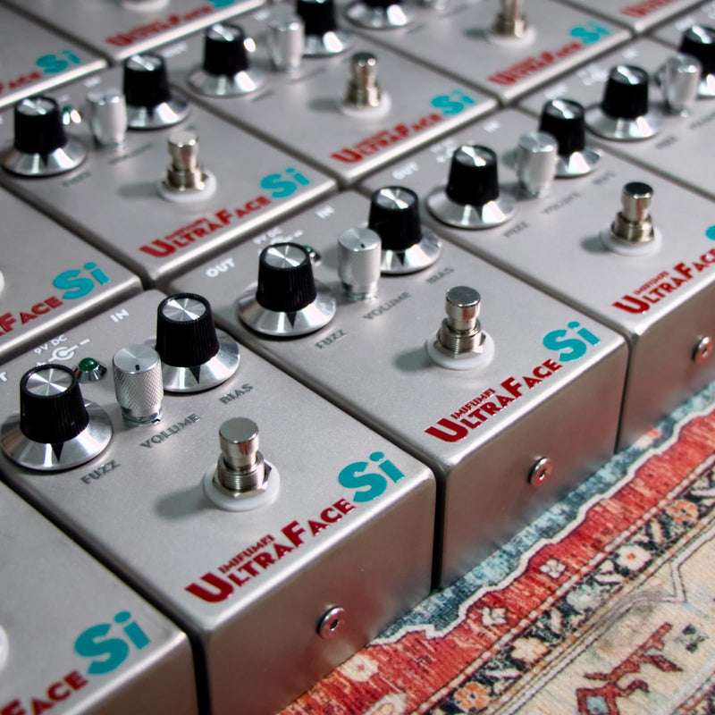Hand-made Fuzz Pedal, classic fuzz distortion Guitar Pedal Legendary fuzz, True Bypass, DC 9V, Pedal for Electric Guitar Silver Gray