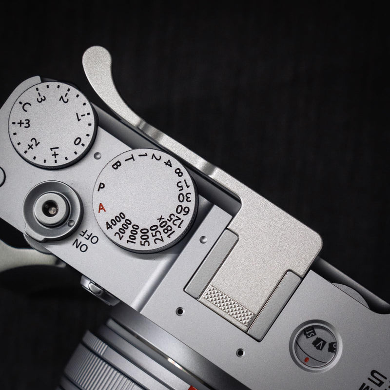Iborrys Thumb Up Grip ， Compatible with Fujifilm Fuji X-E5 XE5 Camera, Hot Shoe Thumb Rest Support Grip ，Original all-aluminum retro diamond engraving technology | Improves shooting stability (Silver) Silver