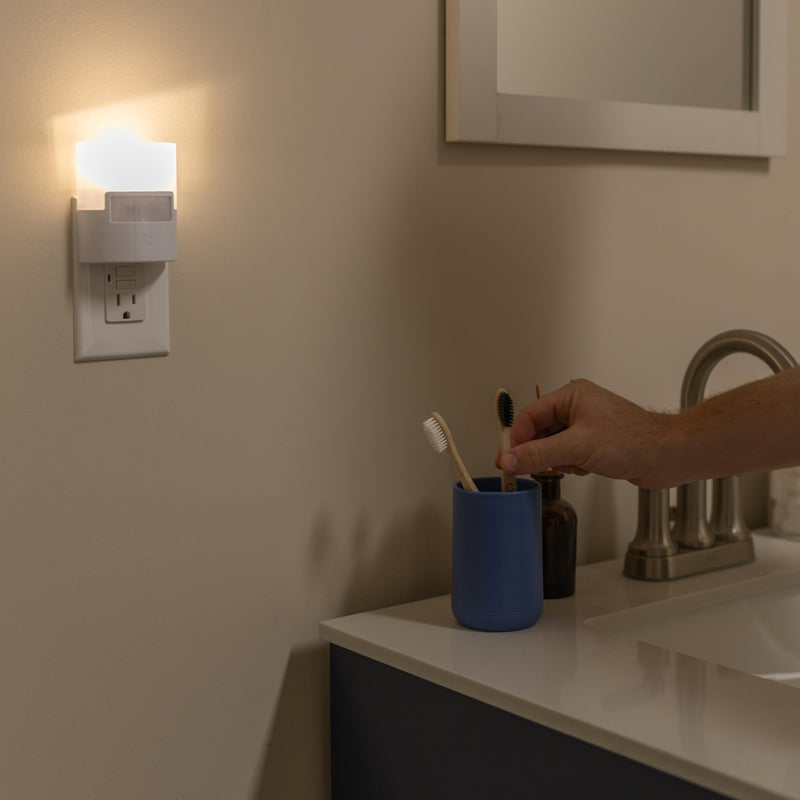 [AUSTRALIA] - GE LED Motion Sensor Night Light, Plug into wall, 40 Lumens, Soft White, UL-Certified, Energy Efficient, Ideal Nightlight for Bedroom, Bathroom, Kitchen, Hallway, 46632, White, 2 Pack White 40 Lumens 