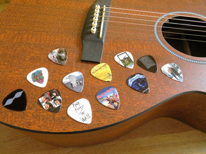 12 x Classic Albums Guitar Picks Set Guitar Plectrums For Every Guitarist Both Sided Print Pick In Pick Tin Sized 0.46, 0.71, 0.81, 0.88, 0.96, 1.2 mm Electric Guitar, Acoustic Guitar And Bass (Set 2)