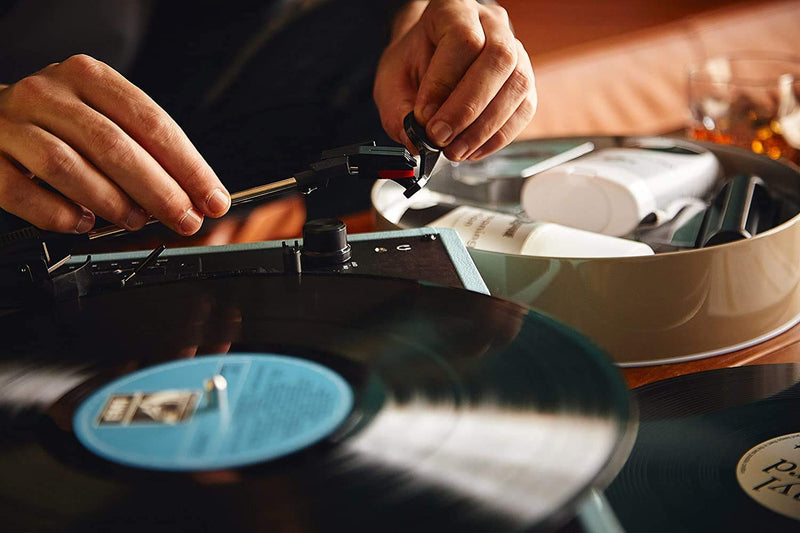 Retro Musique Complete Vinyl Record Cleaning Kit, Housed in a Retro Metal Tin. Includes Everything You Could Possibly need! Stylus Brush, Carbon Fibre Anti Static Brush, Micro Fibre Brush and more Retro Musique Cleaning Kit